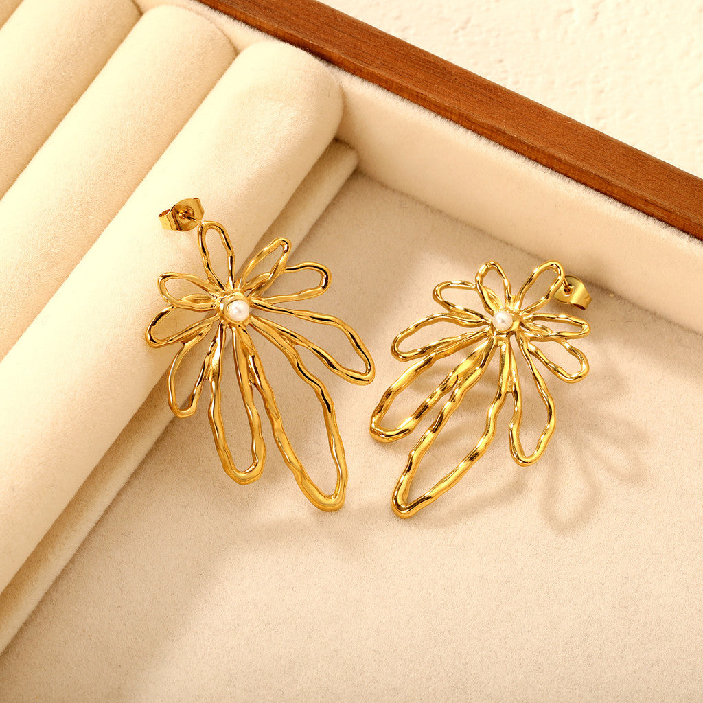 muun studios Hollow Flower Stud 18k Earring