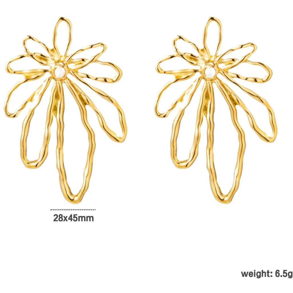 muun studios Hollow Flower Stud 18k Earring